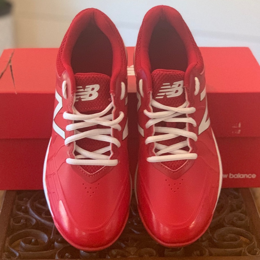 NEW BALANCE boys baseball cleats // size 5 wide